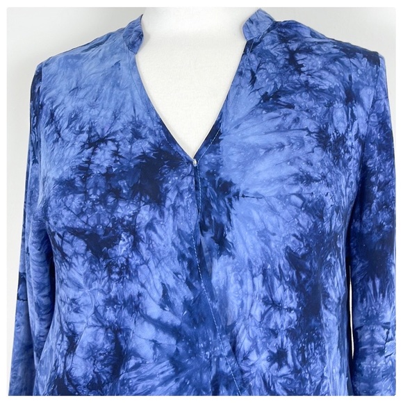 💕Beautiful Blue Tie Die High Low Faux Wrap Blouse💕 - Picture 4 of 16